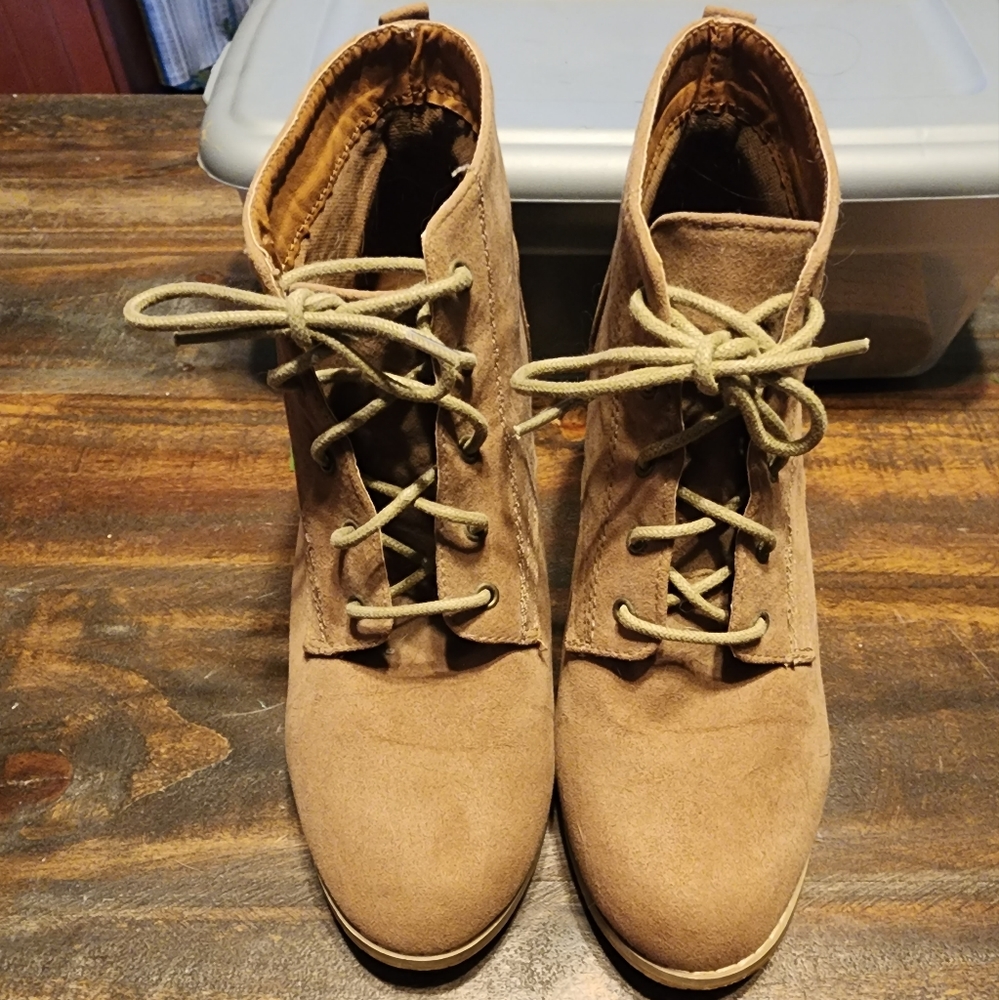 Rue 21 Tan Suede Ankle Booties size 8 1/2 - Picture 4 of 9